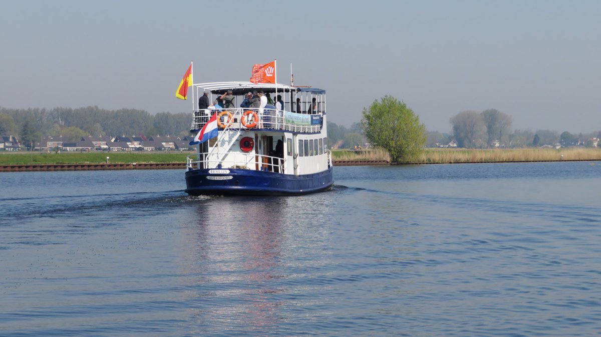 Eemlijn's tweet photo. Vandaag gaan we op weg naar Spakenburg, alwaar we een uurtje gaan passagieren en visje eten, dan weer op terugreis naar Amersfoort........ het wordt een mooie dag, wie gaat mee!!! https://t.co/aQfVuLvTaE