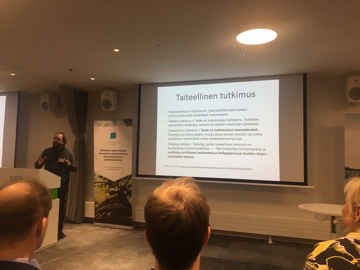 No jes! Keskelle ilmakehä- ja maaperätieteellisesti painottunutta puhetta Teemu Lehmusruusu avaa yleisölle oman #carbonaction-projektinsa kautta taiteellista tutkimusta. #eloisapelto #näkökulmat #artisticresearch