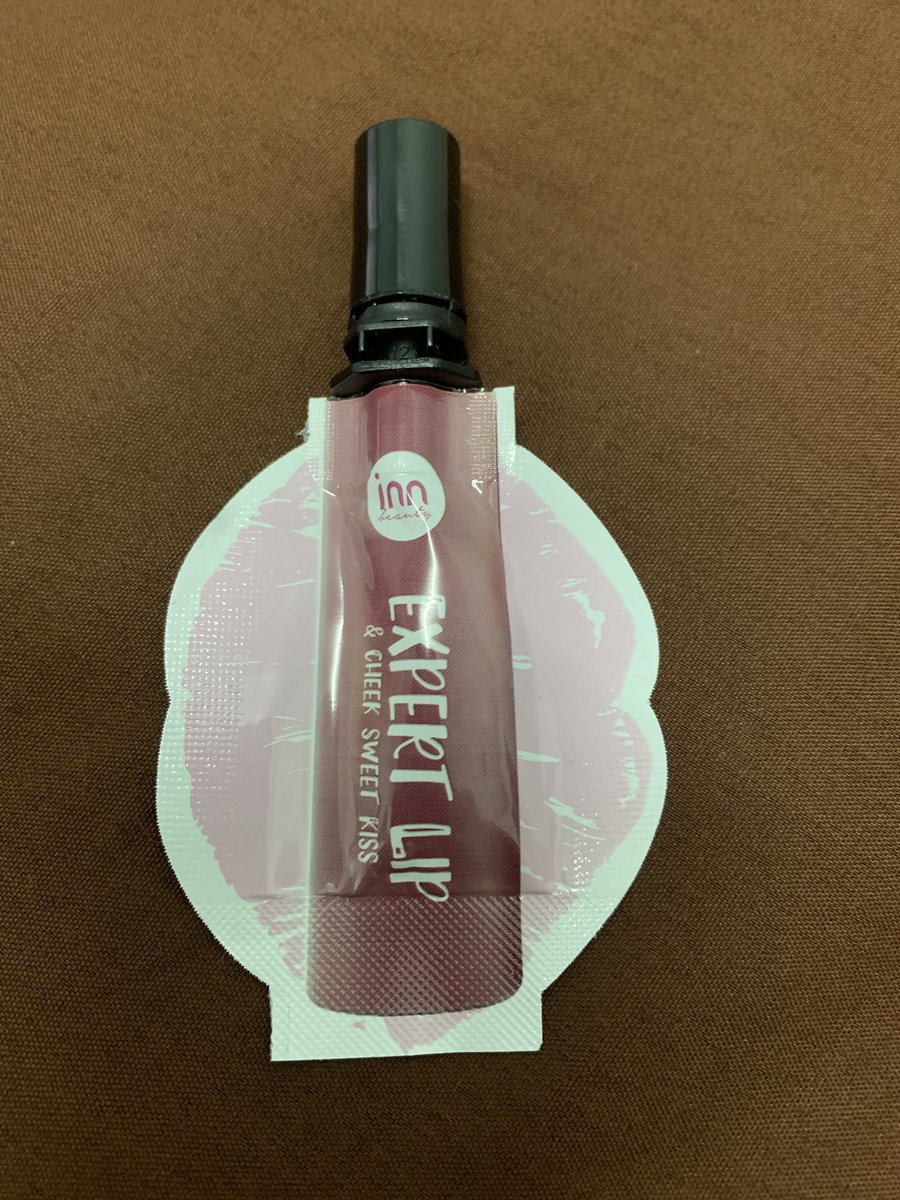 0BkTAPlK4pnccnJ's tweet photo. อันนี้สีสวยนะ พอทาปากละดูธรรมชาติดี รู้สึกว่า 49 บาท ในเซเว่นเลยงับบ เนื้อโอเคนะ เกลี่ยง่าย เค้าชอบทาทั่วปากละหาสีเข้มๆมาทาด้านใน หรือจะทาเดี่ยวๆก็ได้นะ สวย ยอมม #ไว้รีวิวห้ามขายของของโว้ยย  #ลิป #รีวิวเซ่เว่น https://t.co/bxQeOU5bdh