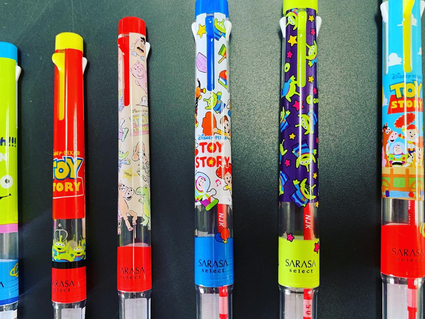 しんぷく卸本町店 トイストーリー柄 サラサセレクト サラサグリップ が数量限定で入荷しました 人気のトイストーリーの キャラクターたちがいっぱいです 数量限定です お早めにお買い求めください トイストーリー 数量限定 ゼブラ サラサ