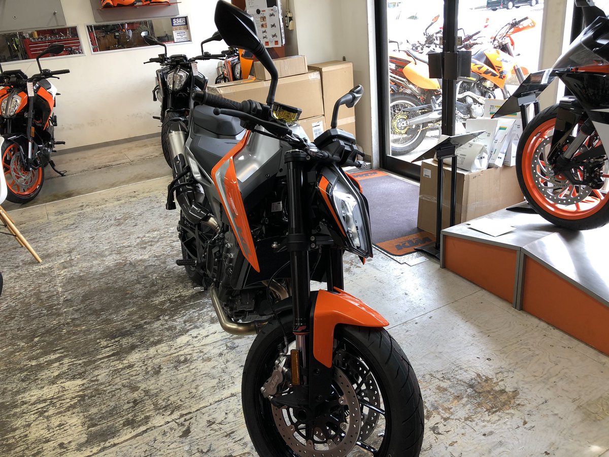 KTMuhi_7272's tweet photo. というわけで、790DUKE納車されました！
いやもうホンットに最高のバイク！

これからも安全運転でバイクライフを楽しんでいきたいと思います！
バイク乗りの皆様、どうぞよろしくお願い致します！

 #KTM
 #KTM乗りと繋がりたい 
 #バイク好きな人と繋がりたい 
 #納車
 #バイク乗りとつながりたい https://t.co/i8dAbDjSiC