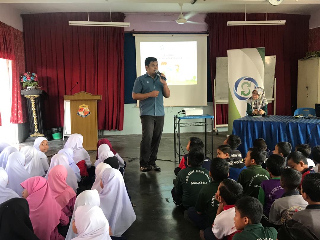 unclebat123's tweet photo. 3R Troopers @swmenvironment hari ini menjelajahi SK Seri Rejo Sari,Batu Pahat dengan memberi taklimat kitar semula bersempena Program Environmental Education Campaign(4R)anjuran FKAAS,@uthmjohor 

Ayuh kitar semula demi menyelamatkan bumi kita

#swmenvironment #swmsb #kitarsemula https://t.co/UuGO512qSa