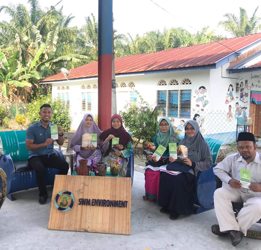 unclebat123's tweet photo. 3R Troopers @swmenvironment hari ini menjelajahi SK Seri Rejo Sari,Batu Pahat dengan memberi taklimat kitar semula bersempena Program Environmental Education Campaign(4R)anjuran FKAAS,@uthmjohor 

Ayuh kitar semula demi menyelamatkan bumi kita

#swmenvironment #swmsb #kitarsemula https://t.co/UuGO512qSa
