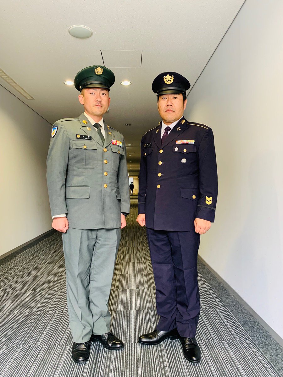 自衛隊山梨地方協力本部 山梨地本にも陸上自衛隊の新制服が貸与されました 向かって左側は旧制服 右は新制服です 雰囲気がとっても変わりスタイリッシュになりましたよね かっこいい陸上自衛隊新制服をこれからよろしくお願いします 陸上自衛隊