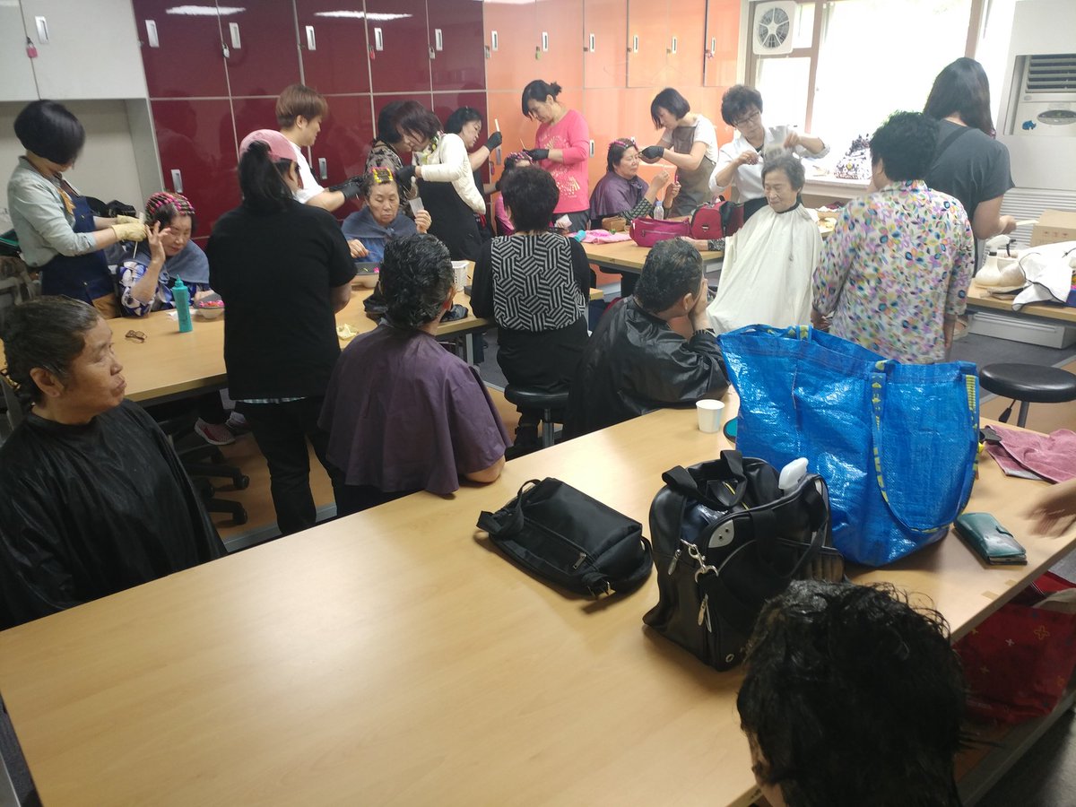 lemi2958's tweet image. 성남시 여성복지회관 5월 미용봉사가 진행되고 있습니다. #성남시 #여성가족과