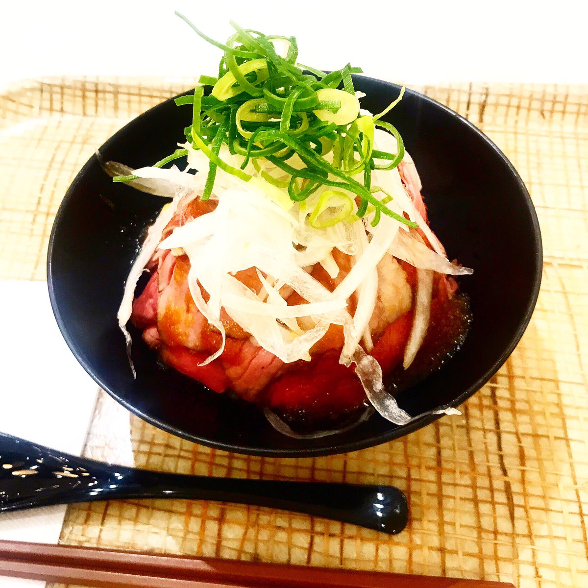 Mikaneko A Twitter ローストビーフ丼オニオンサラダ添え 初心者なので並盛りにしたー タマネギとの相性は抜群ですねー 美味しかったです ローストビーフ オニオンスライス タマネギ Mikaneko A Twitter ローストビーフ丼オニオンサラダ添え 初心者なので並盛りにしたー タマネギとの相性は抜群ですねー 美味しかったです ローストビーフ オニオンスライス タマネギ
