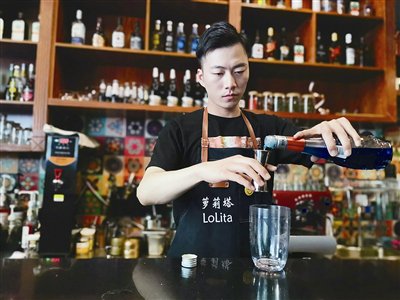 loveqingdao's tweet photo. From the only 24-hour library in #Shandong province, along with the first talk show club to different themed bars and cafés, Qingdao’s diverse nighttime entertainment options now play an important role in the local economy. https://t.co/8P2OjFzAM2