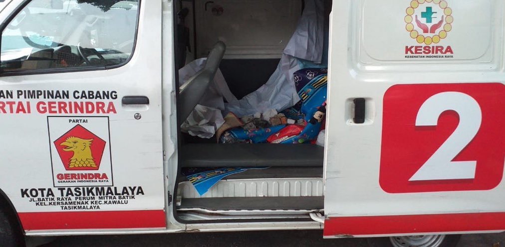 Terlepas dari apakah ini kampanye atau bukan, euG mengapresiasi kesigapan petugas ambulans mengevakuasi batu-batu yang terluka akibat terinjak-injak demonstran maupun aparat. Masi banyak orang baik :’)