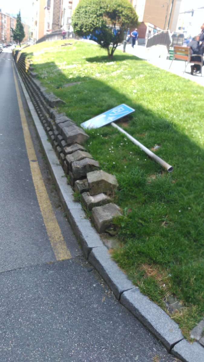 Ayer <a href="/ucinaviles/">UCIN Avilés</a> presento a los vecinos de la Luz nuestro plan de choque para el mantenimiento de nuestras calles. Ejemplos había por todas partes.
Vota UCIN.
#avilesenmarcha