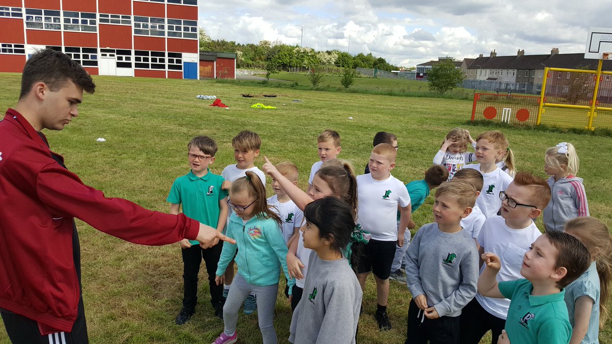 HuntersEco's tweet photo. Football with Motherwell FC 🏐🏐🏐 #healthweek @LawmuirPS @MrsAMcQuade https://t.co/eOz8jXVQas