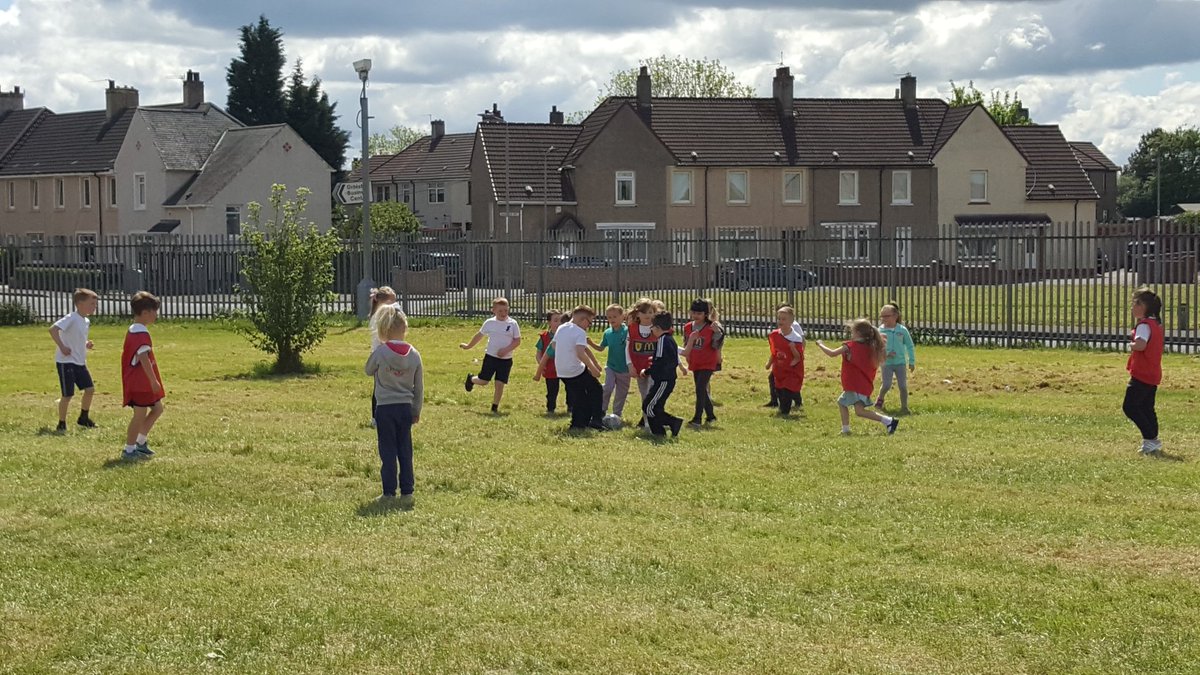 HuntersEco's tweet photo. Football with Motherwell FC 🏐🏐🏐 #healthweek @LawmuirPS @MrsAMcQuade https://t.co/eOz8jXVQas