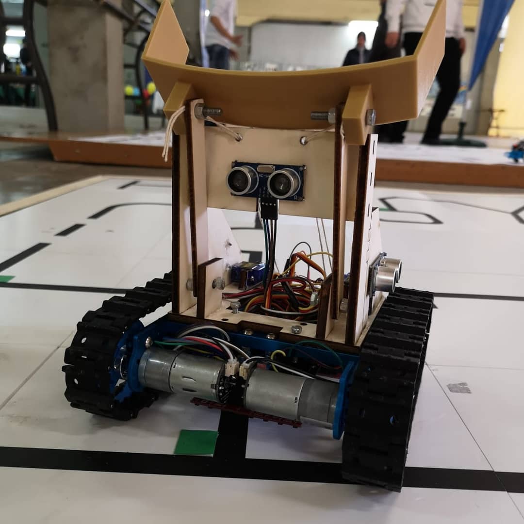 RoboVallauri's tweet photo. Tantissimo entusiasmo, tanto pubblico e tanti robot in esposizione. questa è "robot in Piazza" a Carrù.

#robovallauri #vallauri #fossano #carru #vogliadifare #robotica #competizioni #gare #esibizione #RVC19 #staytuned https://t.co/JJ05D7vSMa