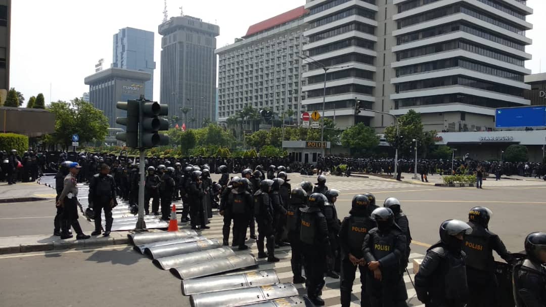 bernamadotcom's tweet photo. Rusuhan di Jakarta: Bukan demonstrasi massa, kata polis, Gobernor Jakarta dakwa enam terbunuh https://t.co/wzOJBfyX5m https://t.co/TaU99BwHWV