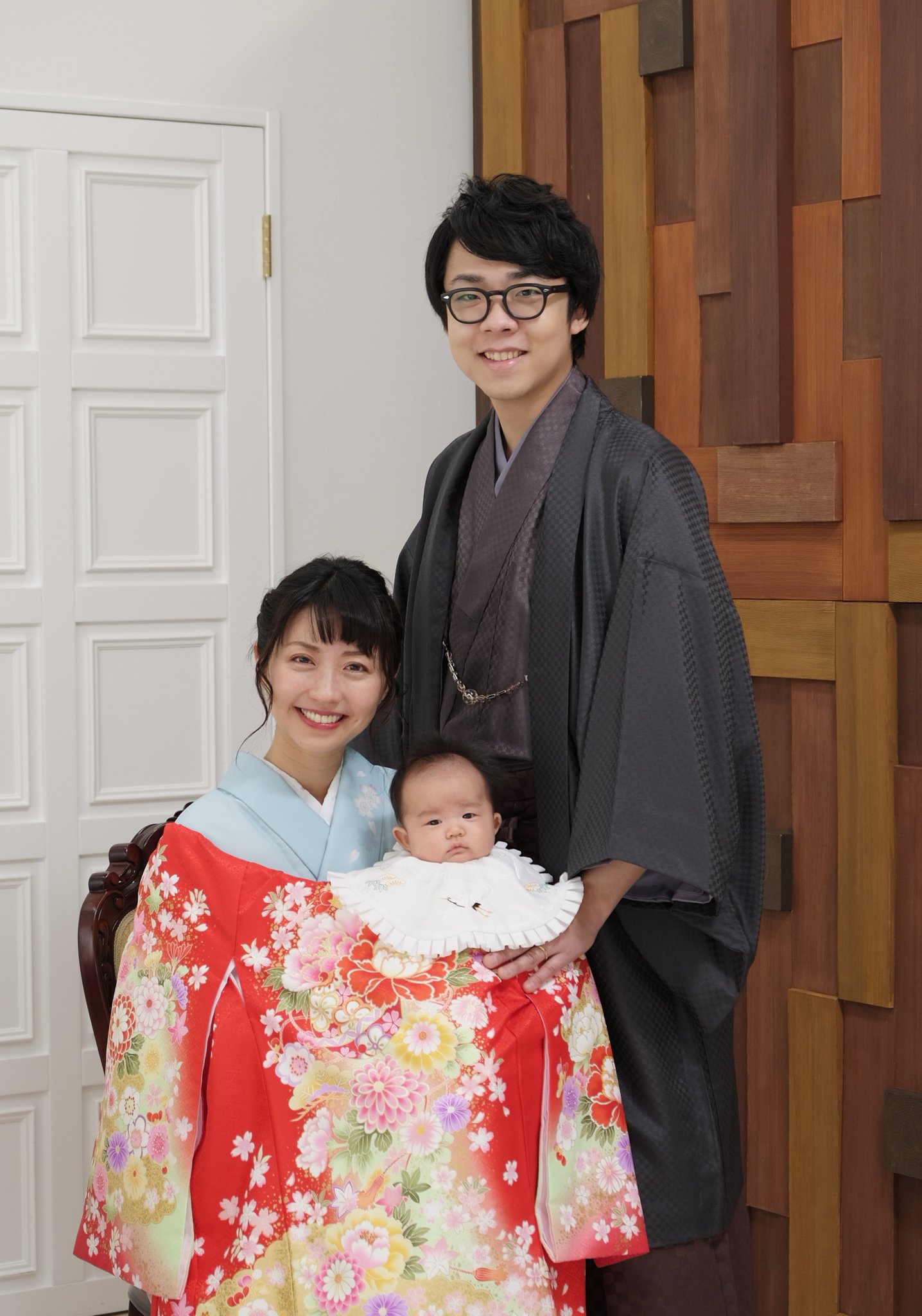 スタジオアリス お宮参りの服装はどうすればいいの お子さまが祝着の場合 ママとパパも着物だと全体にまとまりが出ます 授乳がある場合は 撮影時は着物 お参りはワンピース とすれば 楽ちんですよ パパママ着物フォトプランも人気です