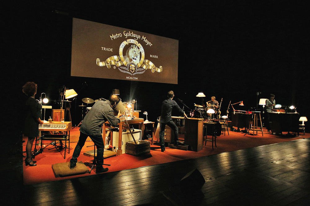 Szenik's tweet image. #Blockbuster est un « film monstre », réalisé à partir de 1400 plans-séquences puisés dans 160 grosses productions hollywoodiennes. Le Collectif Mensuel présente cette "bête" à partir d'aujourd'hui au @TheatreVariaBxl à @VilleBruxelles ;) Délicieusement parodique et hilarant !