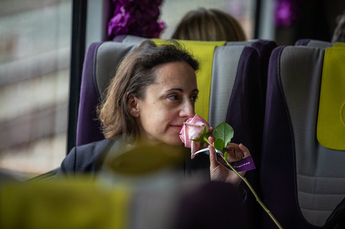 HeathrowExpress's tweet photo. Wake up and smell the roses 🌹 Today is the final day of the Flower Express 🌸 Snap and share using #FlowerExpress and follow @HeathrowExpress by midnight tonight for your chance to win 2 x tickets to RHS Chelsea Flower show this Saturday 🌺  #rhschelsea #competition https://t.co/Kyq1Kh9oVW