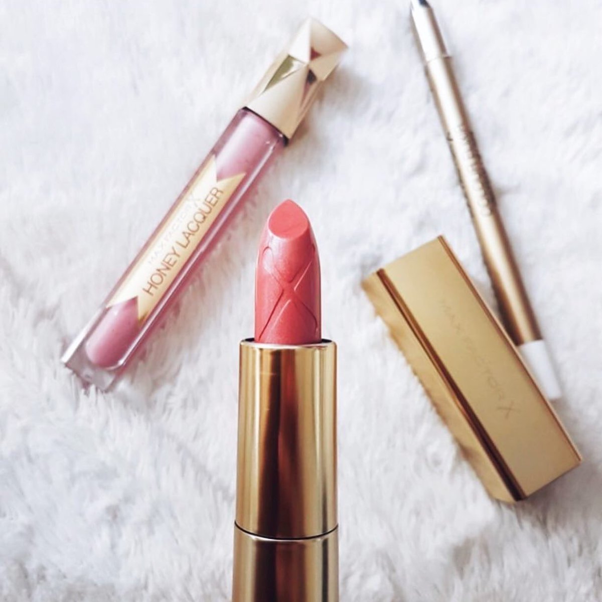 Colour Exilir Lipstick’le her sezon doğal, canlı dudaklara kavuşabilirsin! 👄💄 Üstelik içinde #sheabutter #silkprotein #whitetea var! 💋 #evkibaöneriyor #evkiba #maxfactor #maxfactorturkiye #ücretsizkargo #güzellik #bakım #lipstick