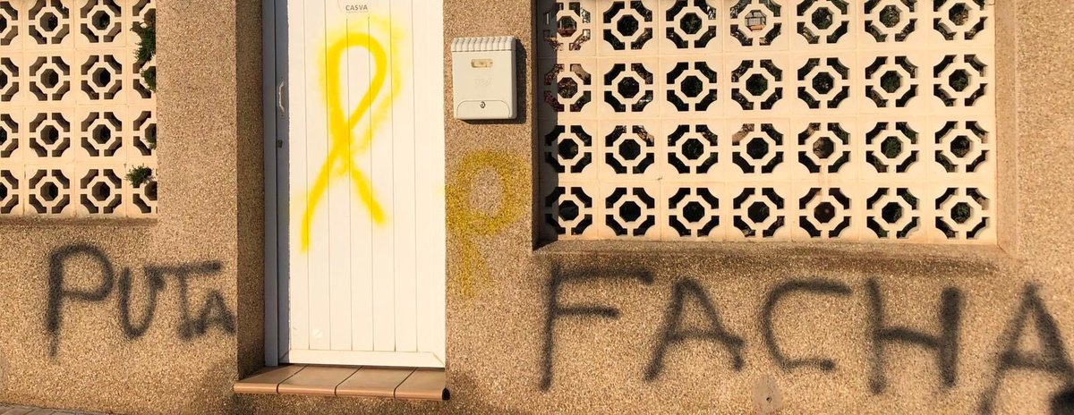 begonacarrasco's tweet photo. Os lo dije y os lo vuelvo a decir: NO ME VOY A ACOBARDAR. 
¿De verdad creeis que alguna persona, piense lo que piense, se merece esto en la puerta de su casa? ¿Cómo se lo explico a mi hija cuando la lleve al colegio?
Podéis seguir insultando y amenzanado, me vais a tener enfrente https://t.co/dlZPzkxRlu