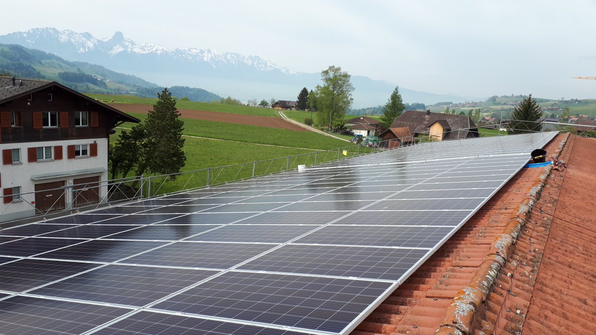 50 kWp mehr am Netz - im Selbstbau! Diese Anlage hat gute Aussicht auf das Stockhorn ;-)
#Unterlangenegg #ABB #GCL #Solaranlage #Stockhorn #Selbstbau #Solarstrom #Photovoltaik