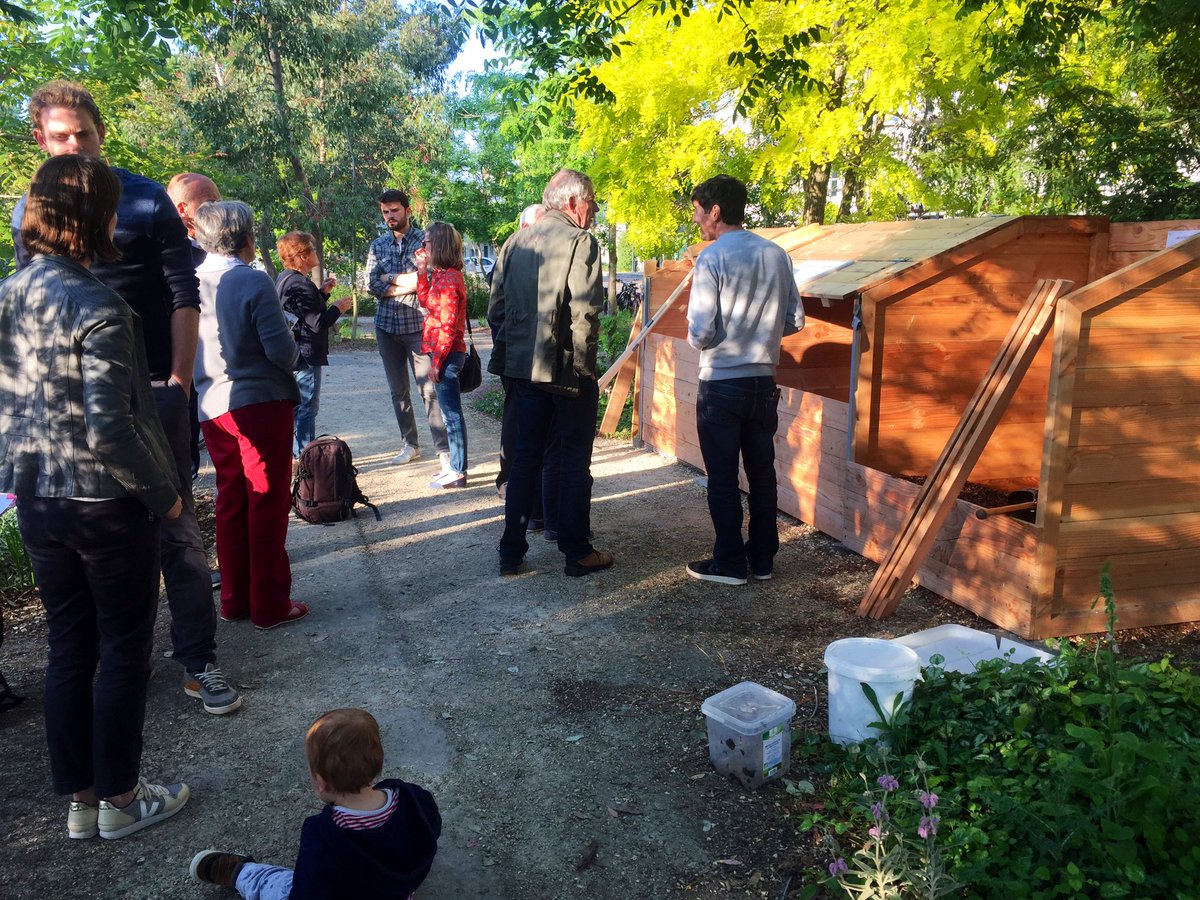 Juju_LaNantaise's tweet photo. Plus de raison de ne pas valoriser mes déchets organiques Grace à l’installation d’un #composteur au pied de chez moi ! Super initiative citoyenne 😃#waldeck #JeTrie #compostri #zerowaste #nantes https://t.co/hnDwG7Wu7a
