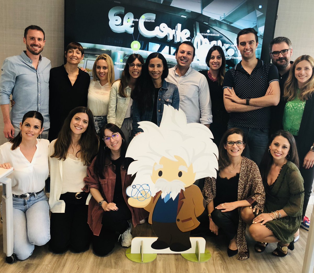 ilidiazp's tweet photo. Gran sesión con el súper equipo de comunicaciones de El Corte Inglés! Todos unos #Einstein #socialstudio @elcorteingles https://t.co/8u6YtLoPLO