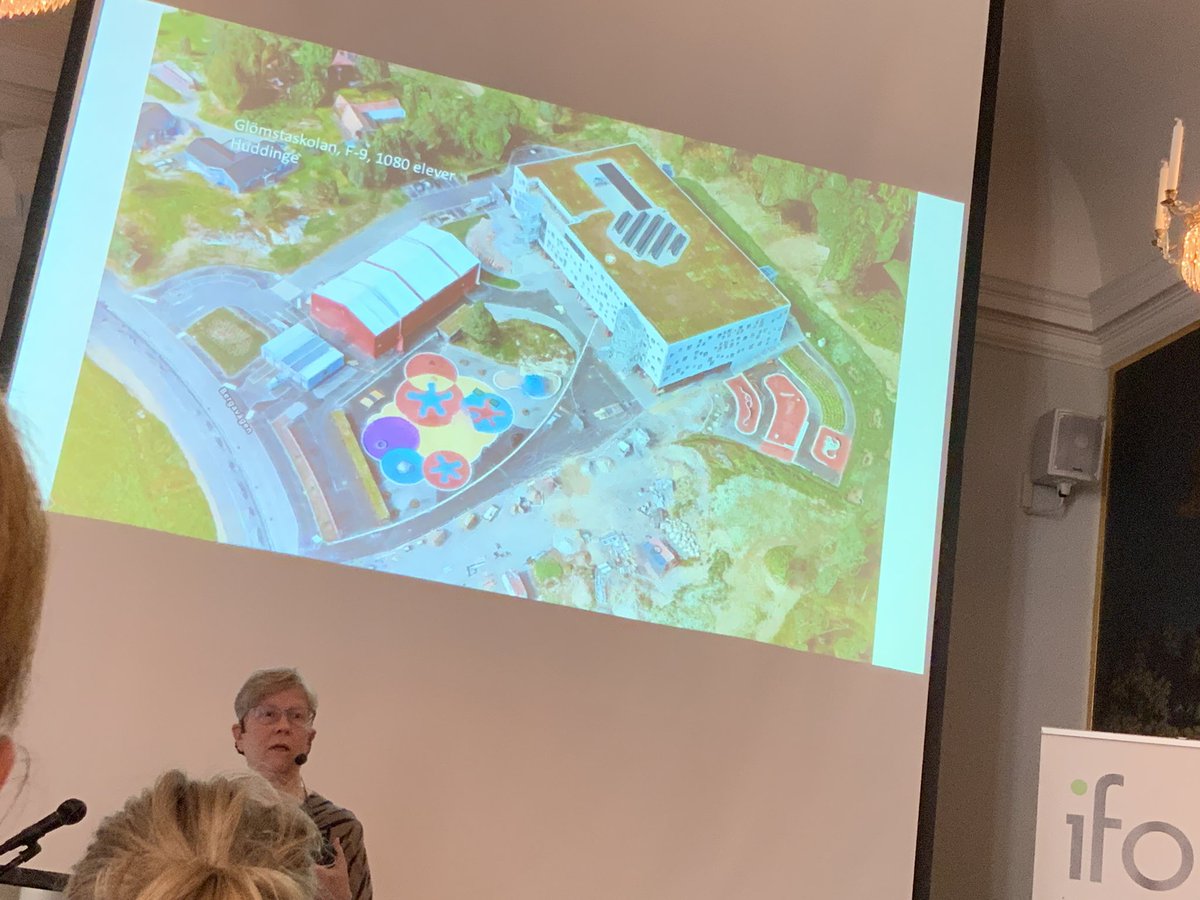 ”Här är en skolgård med väldigt mycket goda möjligheter - inte minst att man faktiskt får cykla på den, att det finns en parkourbana och en skog där man får bygga kojor. Hoppas det fortsätter så!”<a href="/suzannedelaval/">Suzanne de Laval</a>  #IfousByggaSkola ping <a href="/Skolgrdslraren1/">Skolgårdsläraren</a>