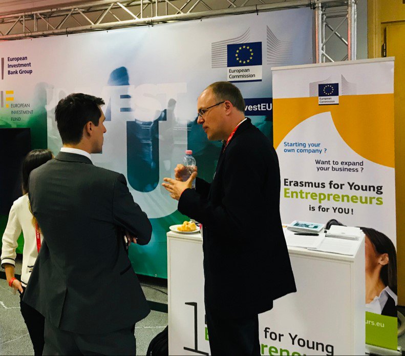 EIB's tweet photo. Are you a #startup or a growing company attending the #PodimConference? 
Come talk to our experts to discuss finance opportunities at our exhibition space or find everything you need to know online 👉 https://t.co/lmRlx4BrH0 https://t.co/ssnaMGrDJA