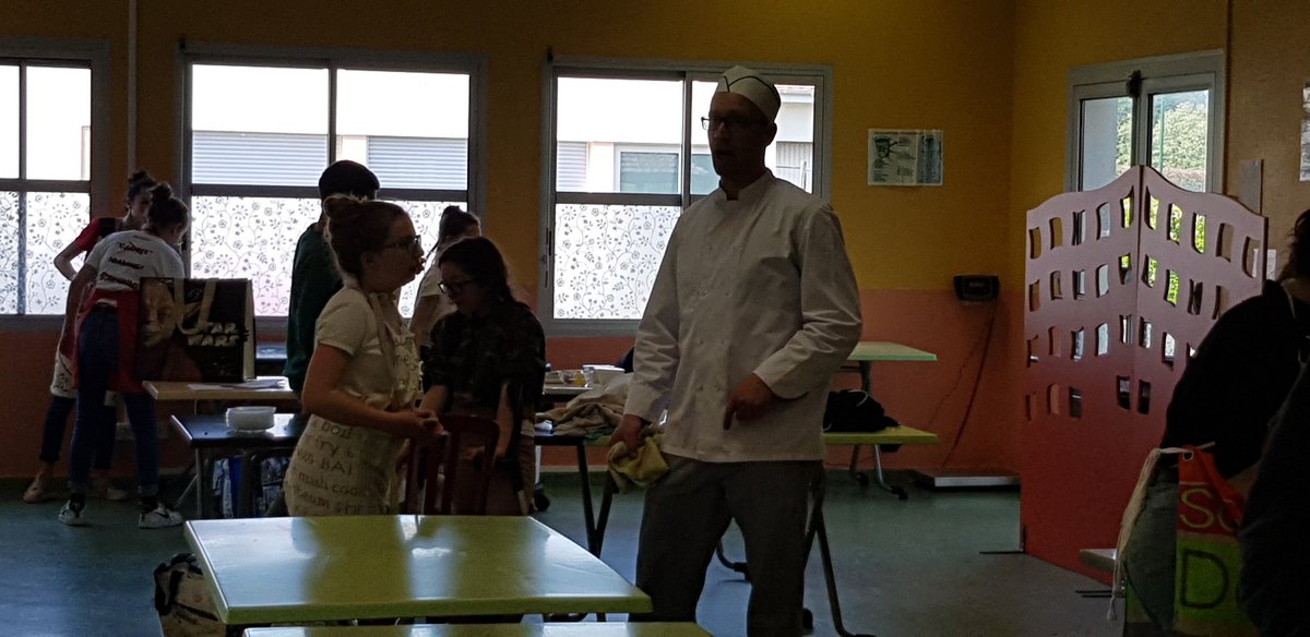 LGauharou's tweet photo. Concours cuisine repas citoyen 5A: circuit court, recette anglo-saxone et voyage culinaire @bedelcollege @chabertalex3 @CBoildieu https://t.co/jldRbHqMkd