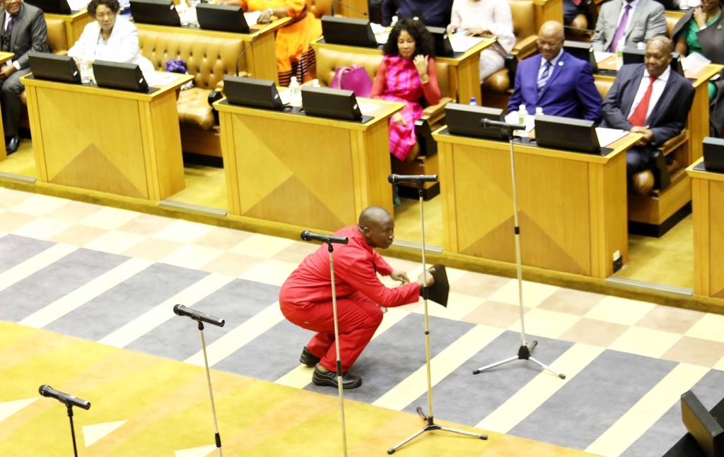 TsepisoNzayo's tweet photo. When you arrive late and you think no one sees you
#6thParliament #EFFinParliament #EFF44 https://t.co/tU3fBEw6aX