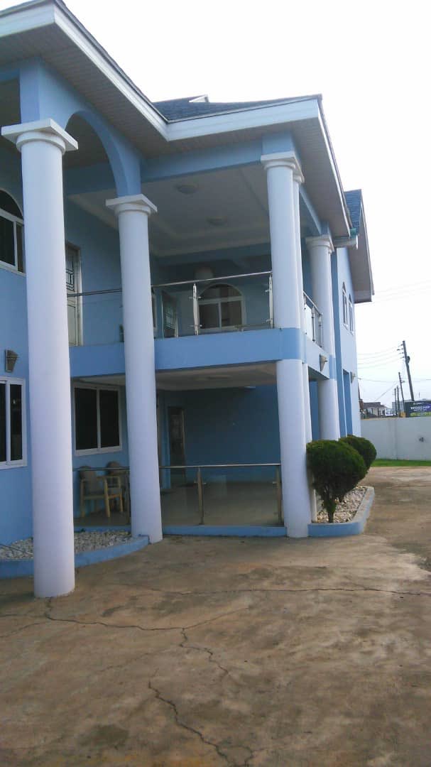 PlajectS's tweet photo. 7 Bedroom Executive house with  study suitable for an home office 

Located @ West Trasacco
Off phase 2,
On the oak street,
2 minutes drive from Phase 2 Gate. 

On registered land with land lease of 80ys remaining.

Cool: GHC 4.4m https://t.co/mFZUFRlh6c