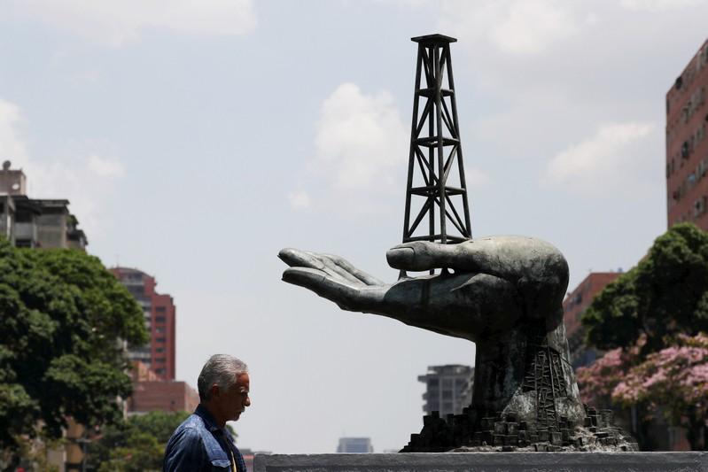ReutersLatam's tweet photo. Precios del barril caen por alza de inventarios en EEUU y guerra comercial https://t.co/JFz8rNk9w5 https://t.co/UiW6CqzcZ0