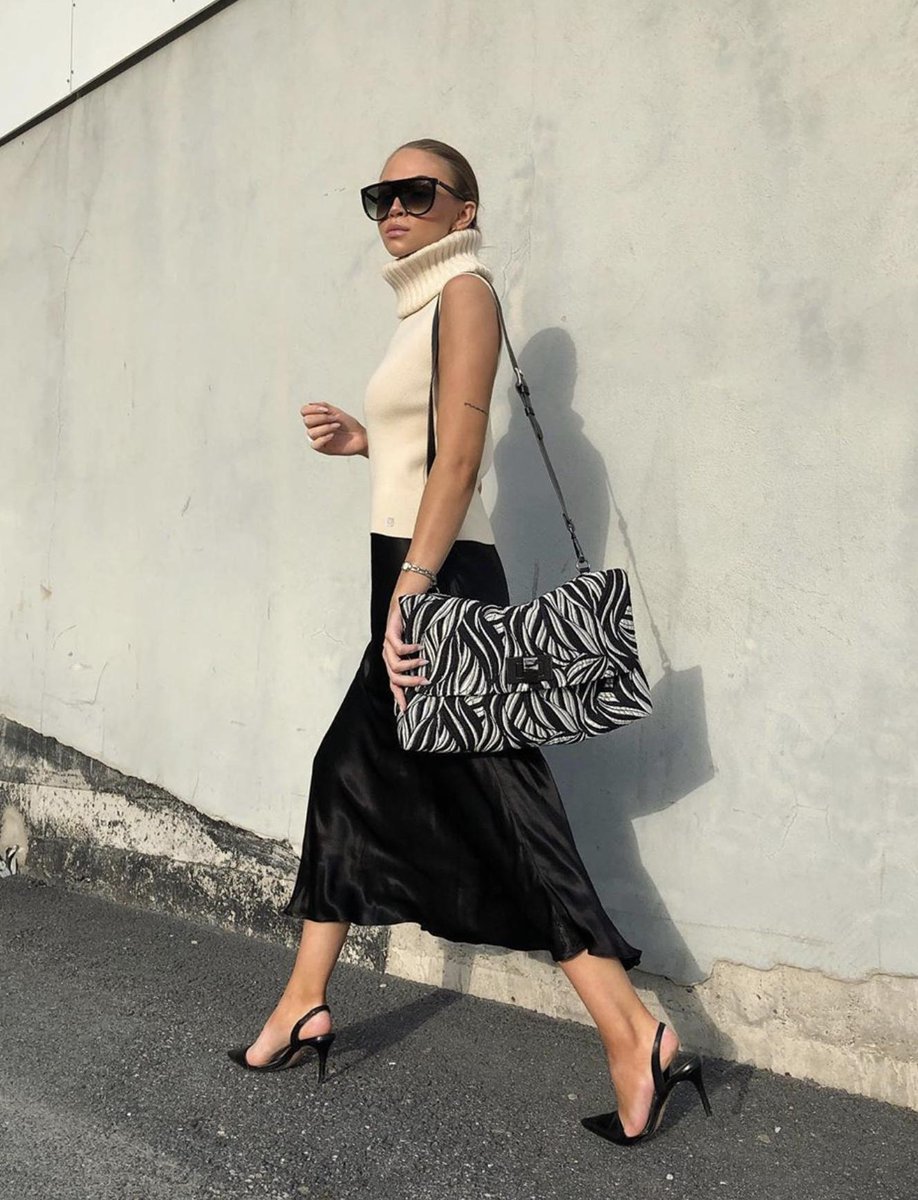 Felicia Weden #InWtR showing off her Jacquard Bag.

Shop our bags now> bit.ly/2HseGVN