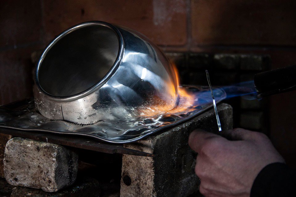 La Maison Marischael présente sa nouvelle création contemporaine, IMPACT, un seau à champagne en argent massif et bois précieux, salon @revelationsfair du 23 au 26 mai. incontournable de l'#artisanat d'art.  Retrouvez-nous sur le stand H2 @leviaducdesarts  revelations-grandpalais.com/fr/