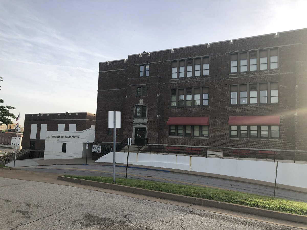 bmeldrumBO's tweet photo. Today marks the end of a staple in the #JeffCity community. #Si9gc will say goodbye as a 9th grade center. There have been many students pass through these halls & I have been blessed to be just a small part of itโs history. @JCPSTWEETS #newbeginnings https://t.co/Y9oJTrTk2I