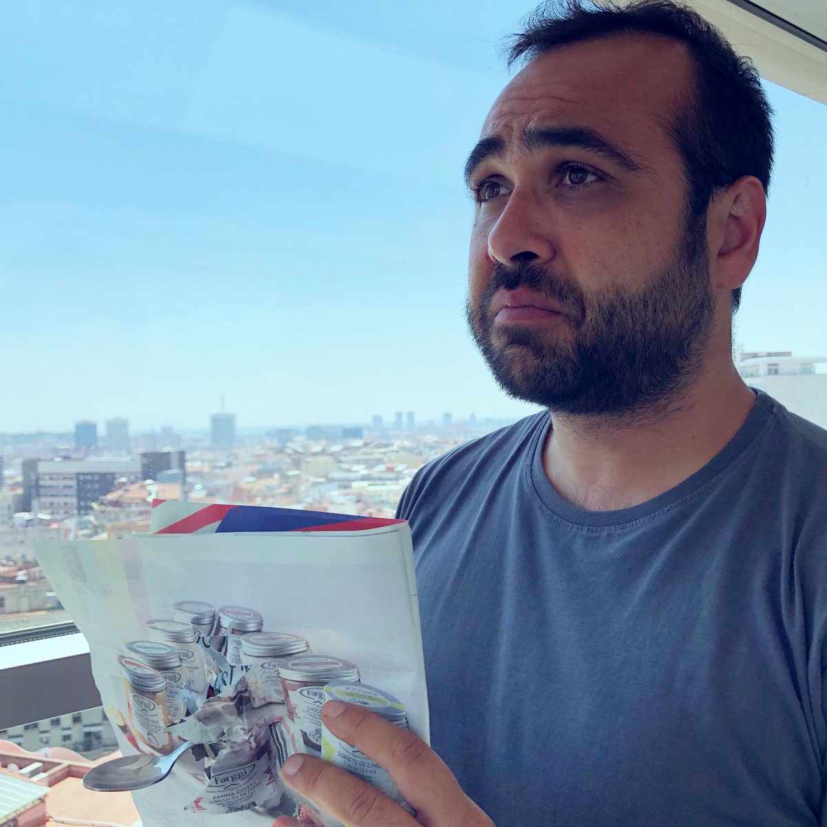 matinacodina's tweet photo. 🤪Aquí no ha passat res i l'@ernestcodina no s'ha tornat boig quan se li ha acabat el nou #Farggi 🍓de maduixa amb salsa de maduixes i ha intentat menjar-se el que sortia al Quèfem? 🙄 https://t.co/kahAgT2l4C