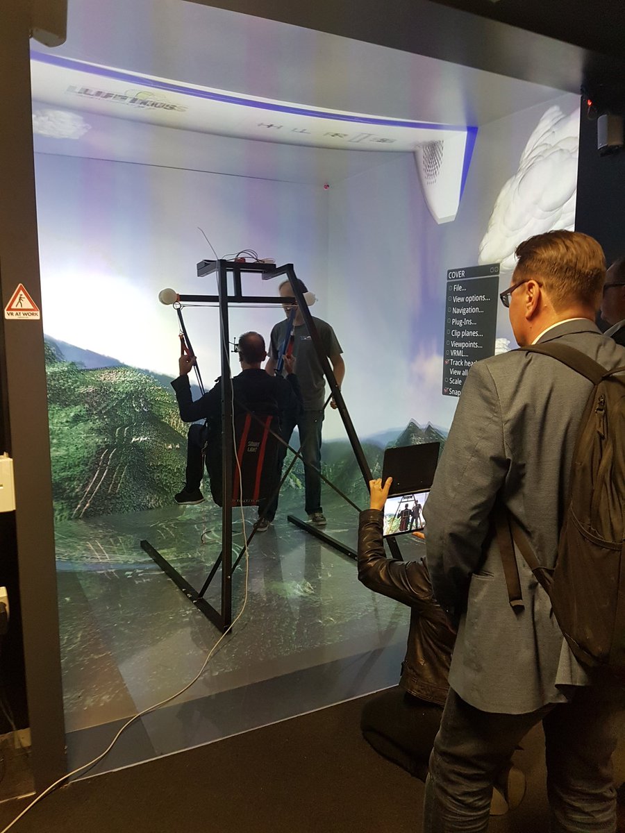 This is what you get to do in a DC Network Reverse Mission: paragliding in a VR-cave! #ReverseMission19 <a href="/SteinbeisGlobal/">Steinbeis</a>