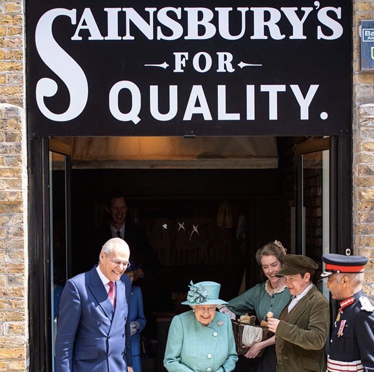 AshleyShowdance's tweet photo. Interesting morning @pineappledance with HRH QUEEN ELIZABETH actually in the room next door whilst we’re all bashing out ‘MR ZOOT SUIT’ in Studio 1 🎵 #lovelondon 👑 #queenelizabeth https://t.co/bNzJIqW10H