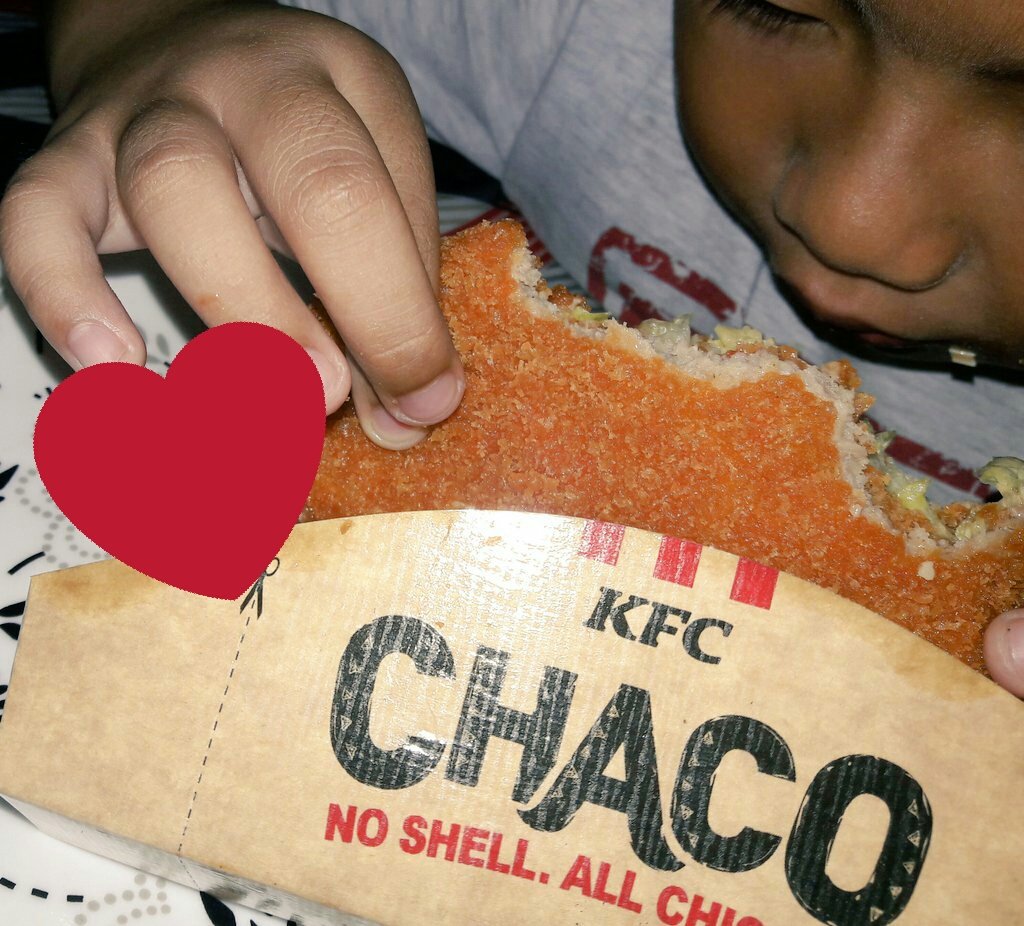 bibeteambahay's tweet photo. Bossing ni Bossing @bernardokath,
Super love it! Its not just because we love you and @imdanielpadilla!
My six year old son enjoyed it. Sana lang hindi mag shrink as time goes by.. Hehe!
Try it, Guys! Mala Kathryn Bernardo's bite! Mwah!
#KFC
#kfcchaco
#KathNiel https://t.co/qrylcITuXE