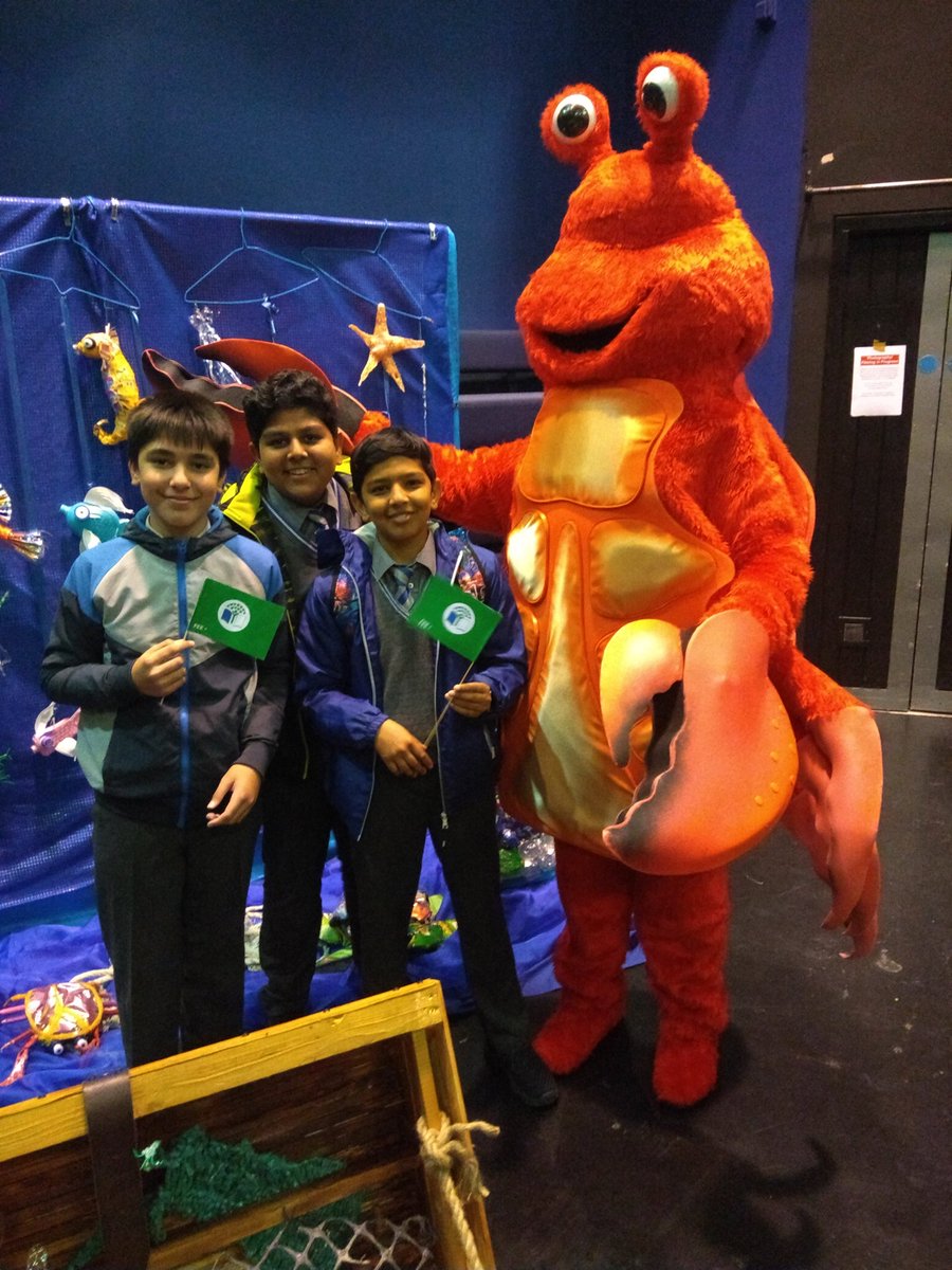 msrussresource's tweet photo. @BunscoilSynge @GreenSchoolsIre Many thanks to An Taisce for inviting us to the Green School awards in DCU today. Some new friends were there to help raise the flag for the first time! 😄A great morning had by all! #greenschools #synger #syngestreetgreenflag https://t.co/zp20dD2snZ