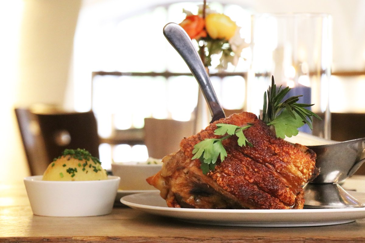 DerPschorr's tweet photo. Whow! Resch gebratene hintere Schweinshaxe, dazu deftiges Bayrisch-Kraut mit Speckwürfeln und handgedrehtem Kartoffelknödel ...
Gibt’s natürlich auch als ½ Haxe ... zum Umfallen gut 😍
#BayerischesWirtshaus #DerPschorr am #Viktualienmarkt.
https://t.co/TiVJ75H3aC https://t.co/IHolFr6RSx