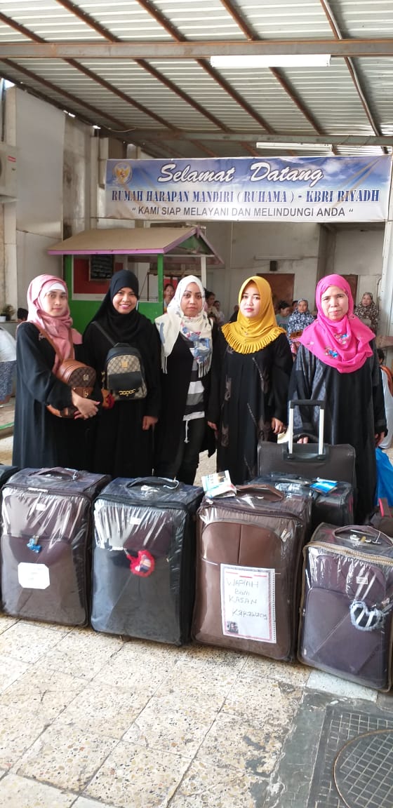 IndonesiaInRYD's tweet photo. Tgl 21 Mei 2019 KBRI Riyadh berhasil pulangkan 28 WNI/PMI kurang beruntung korban penyalahgunaan visa. Pemulangan ini terlaksana setelah negosiasi intensif dgn Imigrasi Arab Saudi guna menganulir denda imigrasi yg mestinya dibebankan kpd korban.
@Kemlu_RI https://t.co/sUbW8Eokvb