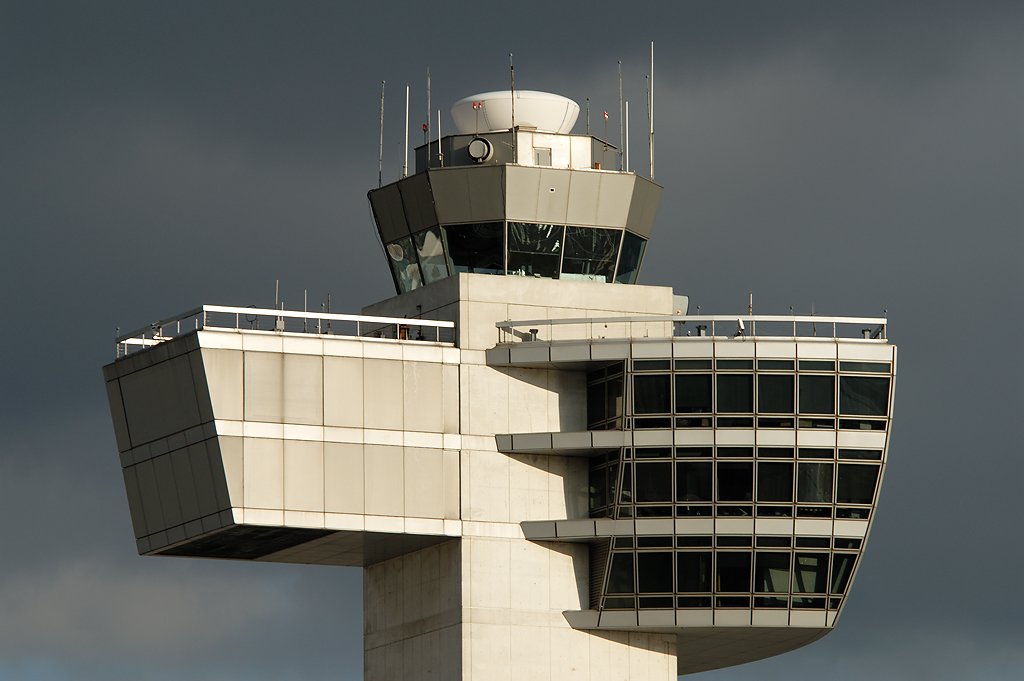 FAANews's tweet photo. ✈️ Traffic Report: 💨 could slow flights at @fly2midway, @fly2ohare, @EWRairport, @LGAairport and @JFKairport. AM ☁️ at @flySFO. PM ⛈️ possible at @CLTAirport and @flyLAXairport. https://t.co/6SfCVdlLho https://t.co/XRmjK0y9lC
