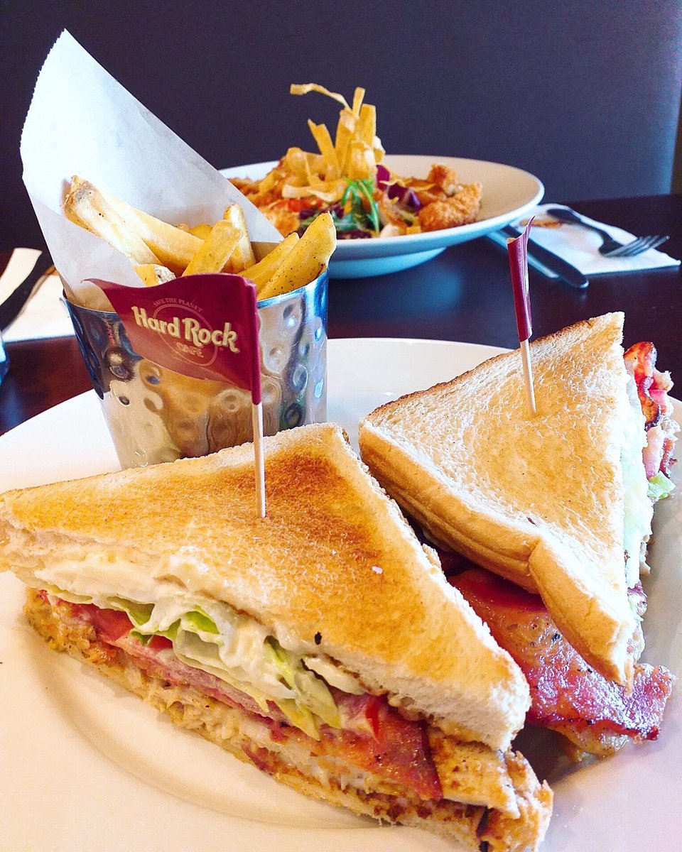 Un auténtico Club Sandwich debe llevar bien de beicon y mucha mayo, ¿ no crees? 😋 #HRCMalaga #LunchTime