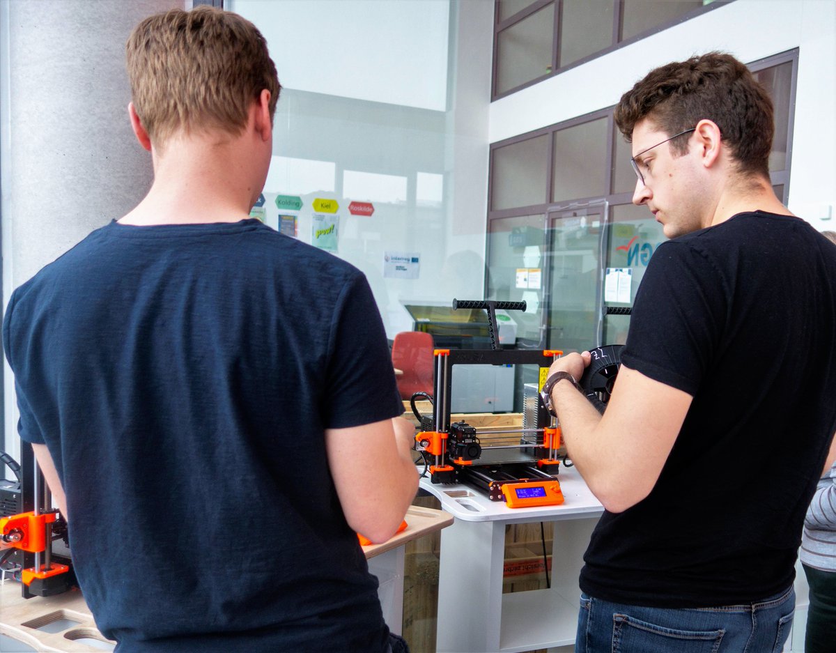 TZL_Luebeck's tweet photo. Einblick in eine unserer #Prusa -Einweisungen im Rahmen des #MakerStartups Projekts. Dieses Mal für Studierendes des Instituts für #Telematik der Universität. #TZLAkademie #TZL #TechnikzentrumLuebeck #3DDruck #UniLuebeck https://t.co/YqKSMzTiu9