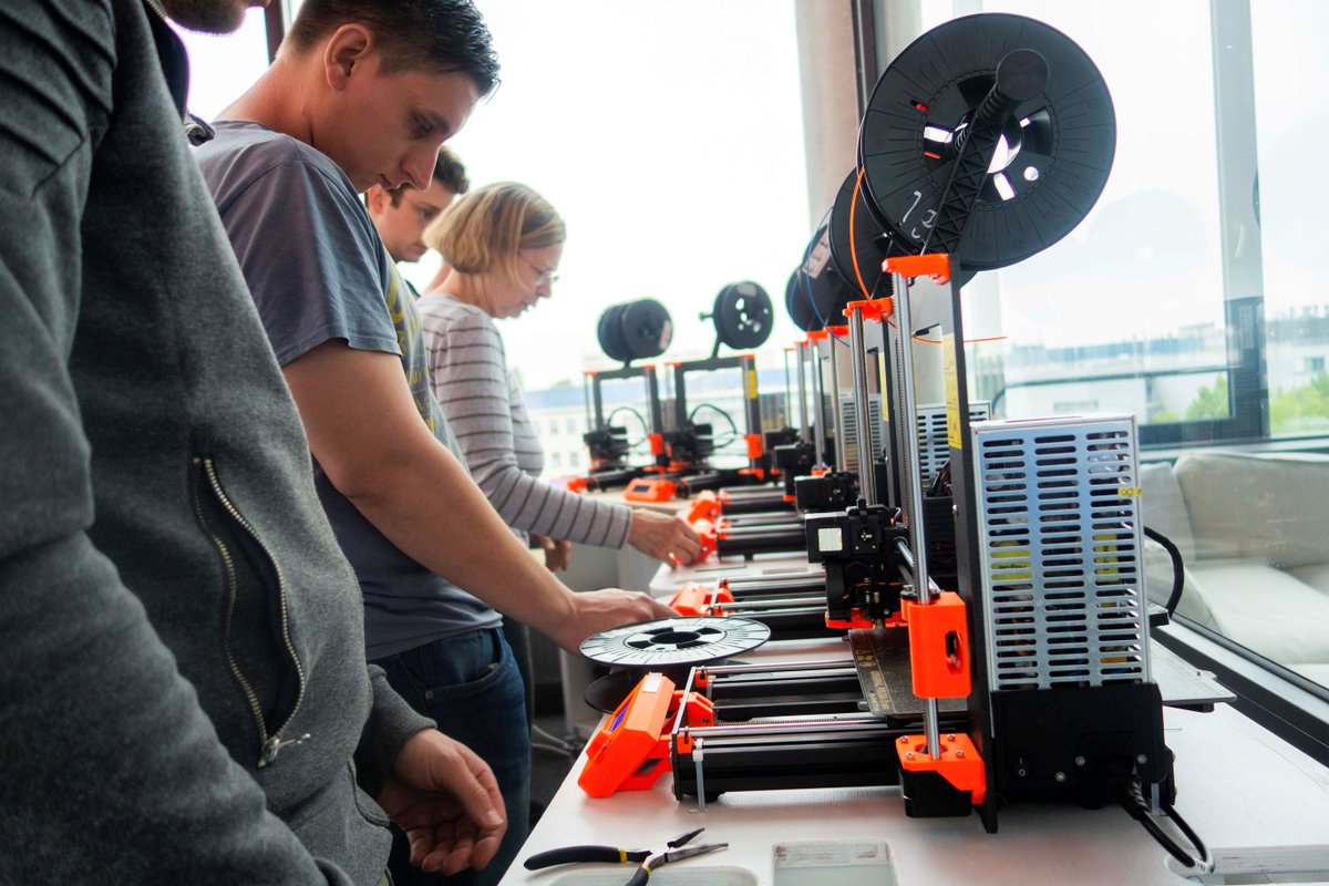 TZL_Luebeck's tweet photo. Einblick in eine unserer #Prusa -Einweisungen im Rahmen des #MakerStartups Projekts. Dieses Mal für Studierendes des Instituts für #Telematik der Universität. #TZLAkademie #TZL #TechnikzentrumLuebeck #3DDruck #UniLuebeck https://t.co/YqKSMzTiu9