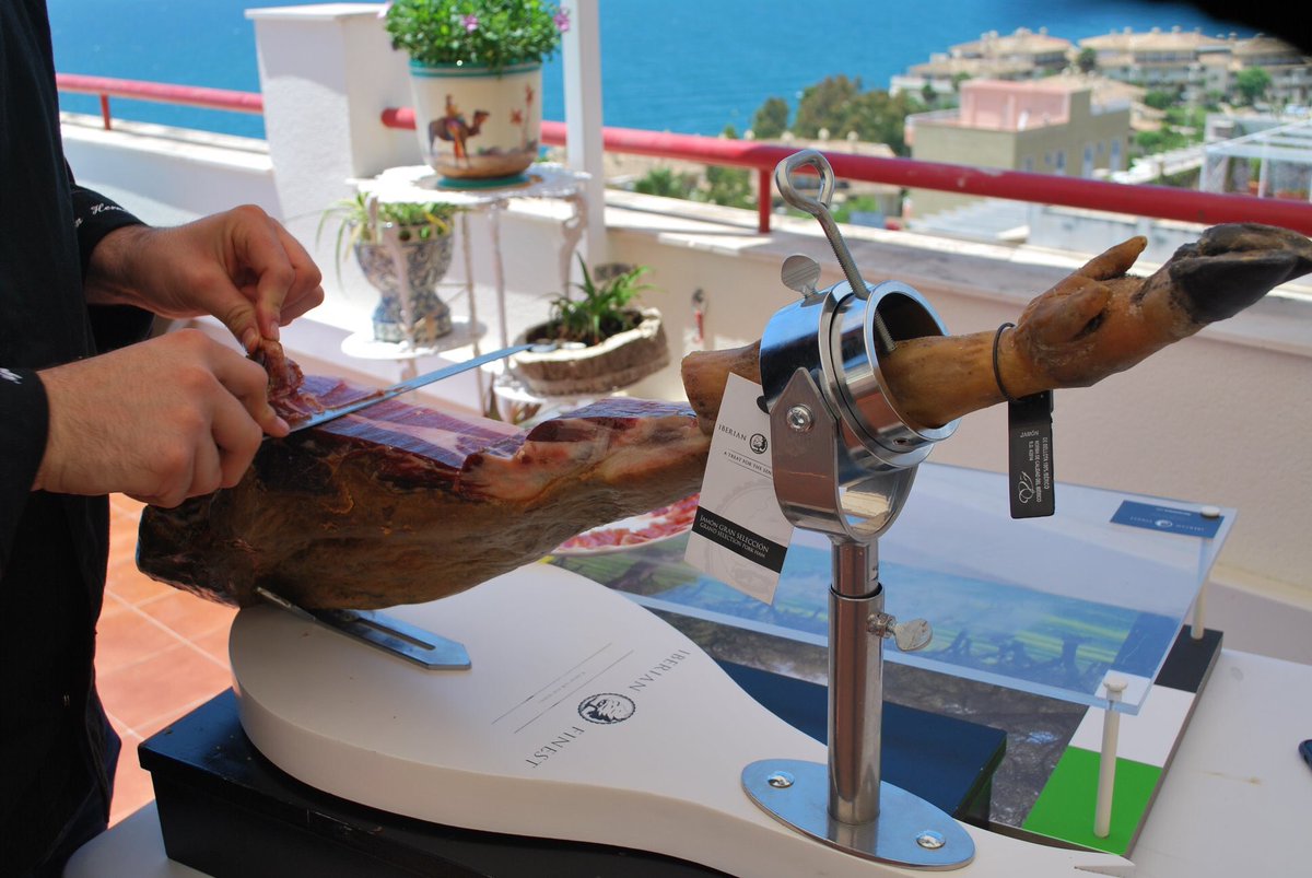 IberianFinest_'s tweet photo. Es inevitable que un pensamiento único nos ronde ahora mismo y las próximas semanas: vacaciones de verano.
 
Es más que probable que nos las imaginemos con una copa de vino y un plato de jamón recién cortado. 
 
Sano, rico... 😋

#verano #jamon #iberian #vacaciones https://t.co/trlIURmmgk
