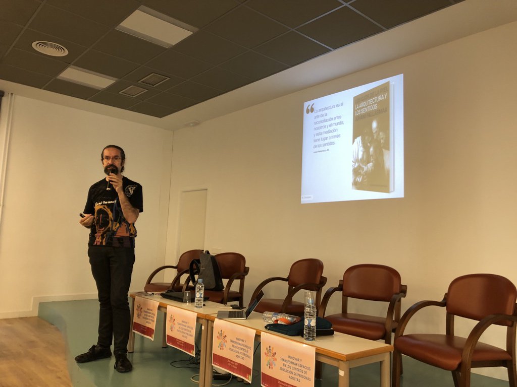 CRIFAcacias's tweet photo. A continuación @_Sirolopez_ nos ofrece una ponencia para acercarnos al concepto de espacios creativos. #AdultosCRIF https://t.co/ydkU3HJTLu