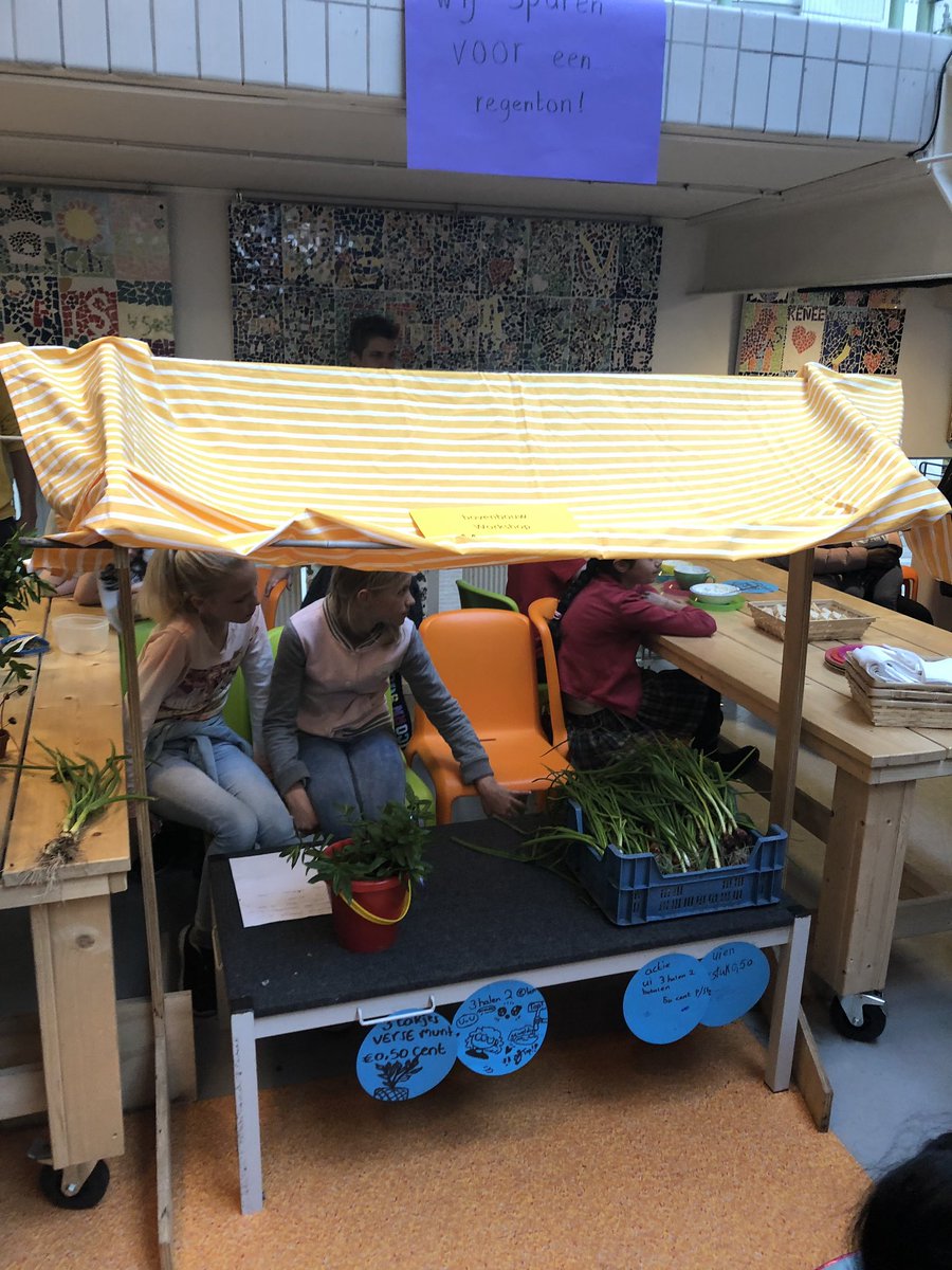 Op de basisschool De Avonturijn werd de oogst uit de schoolmoestuin verkocht aan de ouders met als doel om een regenton te kopen! Wat zijn zij goed bezig👍🏼