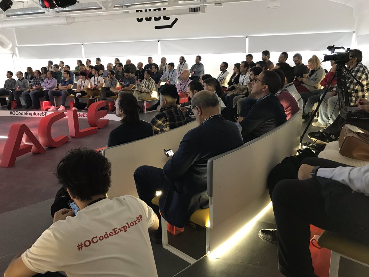 Carmenpizarro's tweet image. @jlb13 talking about #Microservices at scale in #OCodeExploreSP