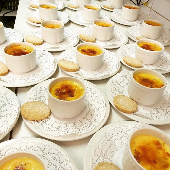 LangtonArms's tweet photo. The best food for your business meeting or event? We think so too. Homemade Creme Brûlées & raspberries with a little shortbread for our function guests 😍 https://t.co/UQXLFpKiIi #functionfood #eventplanning #dorsetvenue #networking #businessmeeting #conferencevenue https://t.co/e5iIRZAO0J
